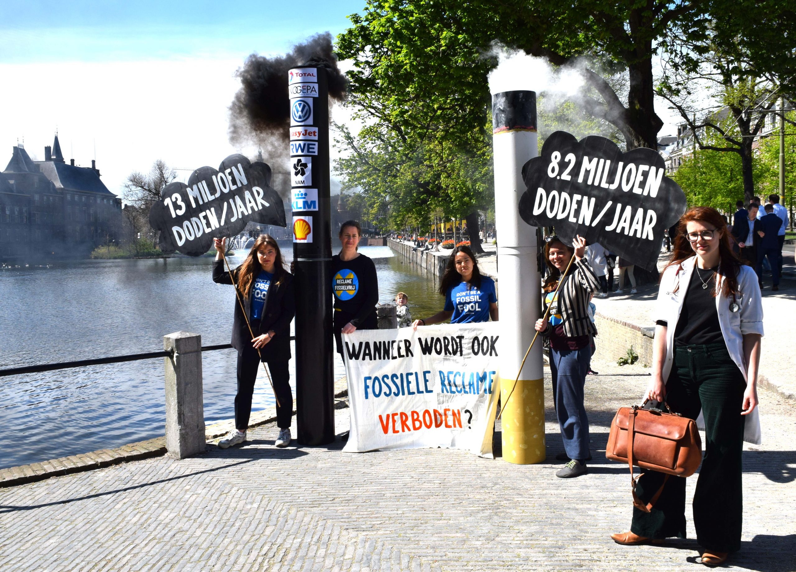 Reclame Fossielvrij voert actie om aandacht te vragen over de schade van fossiele brandstof. Het is nog schadelijker dan tabak. Waarom is er geen verbod op fossiele reclame?