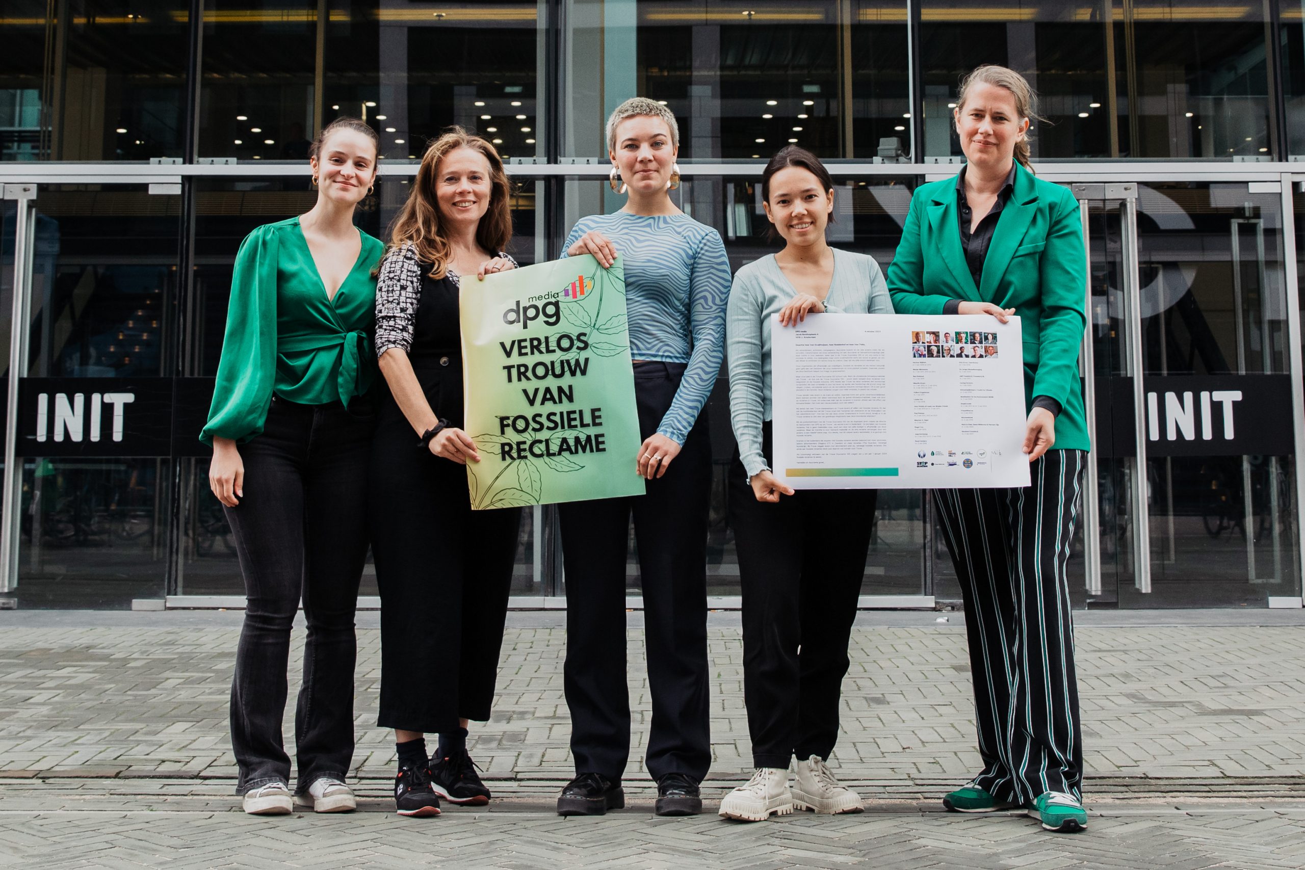 Reclame Fossielvrij bezorgt namens winnaars Trouw Duurzame 100 brief aan DPG Media om te stoppen met fossiele reclame